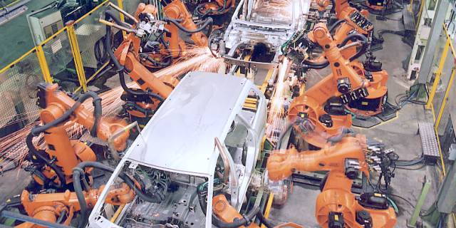 Cadena de producción de robots industriales.