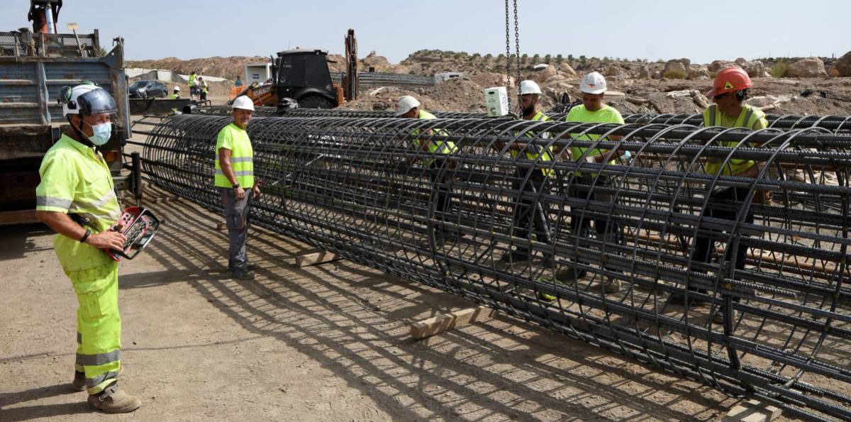 Un grupo de operarios trabaja en las obras del AVE en Níjar, Almería, en agosto de 2021.