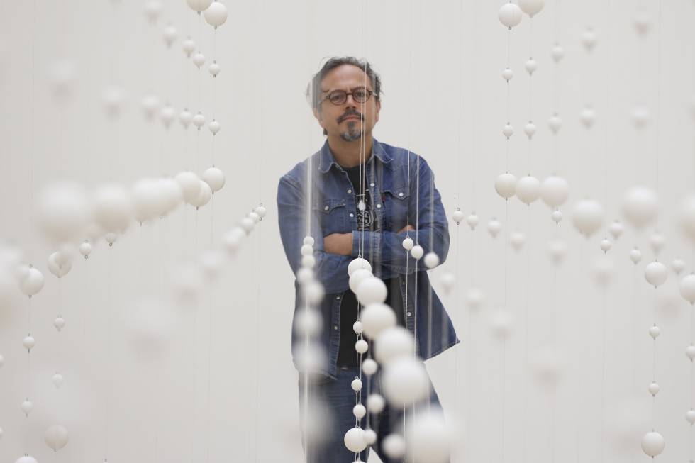 El artista Damián Ortega posa en la obra ‘Warp Cloud’ (2018) y ‘HollowStuffed: Market Law’.