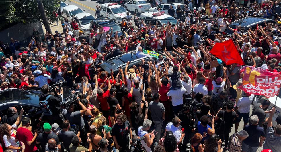 Partidarios del candidato Lula da SIlva le saludan a su llegada al colegio electoral, este domingo.