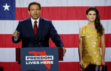 El gobernador de Florida, Ron DeSantis, junto con su esposa, Casey DeSantis.