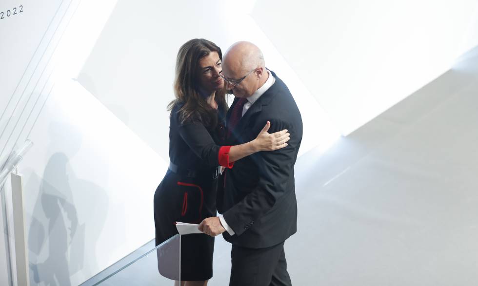 La periodista de la cadena SER y presentadora de la gala, Marta González Novo, saluda a José Antonio Vega, quien recibió un premio honorífico por su carrera.