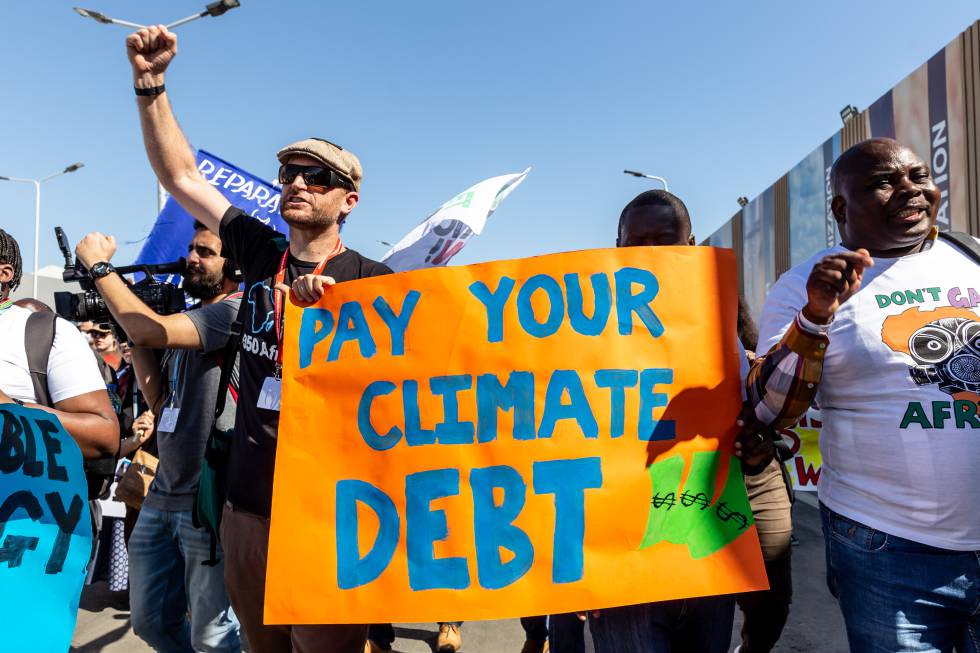 Un grupo de activistas pide que se pague la deuda climática.