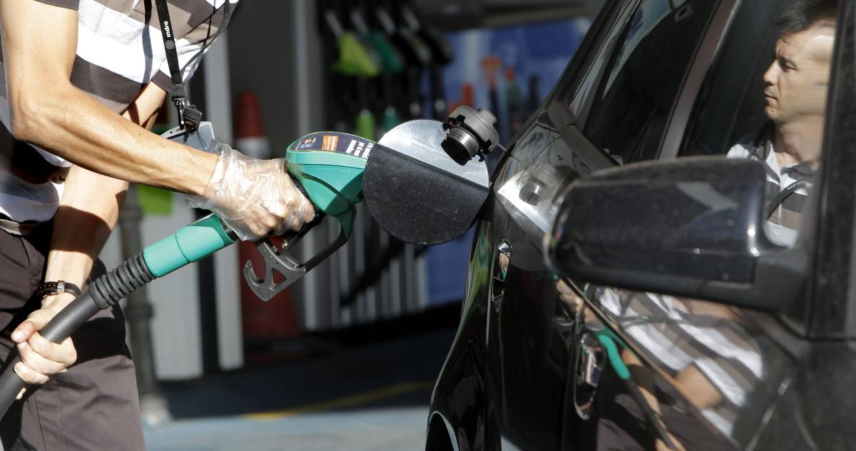 Un conductor reposta en una gasolinera de Madrid en agosto.