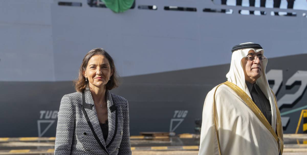 La ministra de Industria, Comercio y Turismo, Reyes Maroto, junto al embajador de Arabia Saudí, Azzam Abdulkarim Al-Qain.