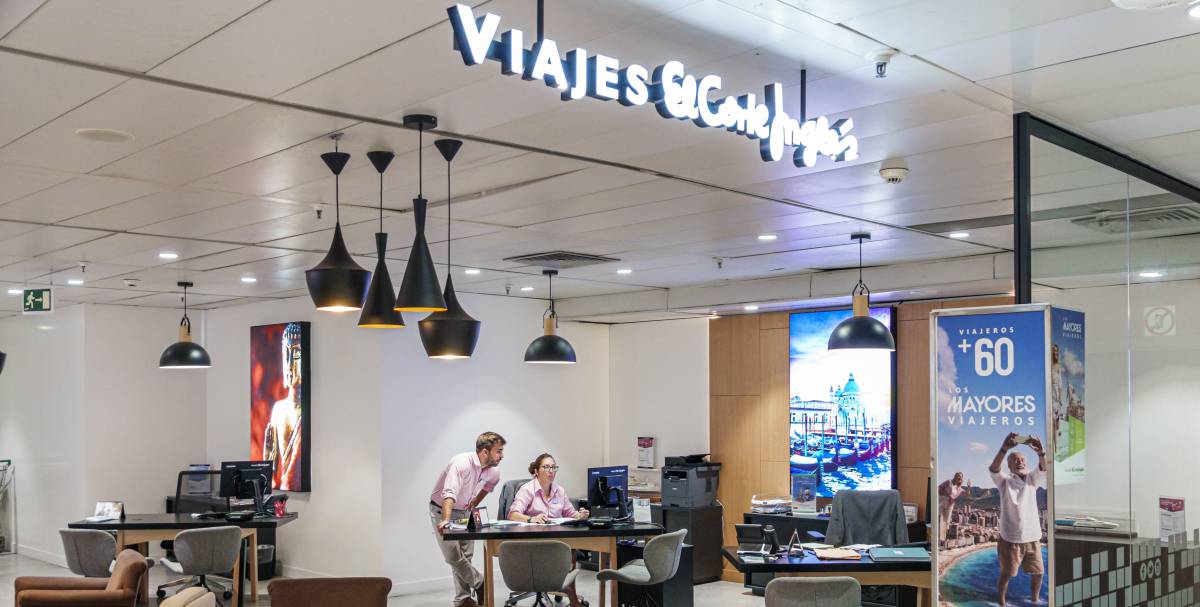 Trabajadores en una oficina de Viajes El Corte Inglés.
