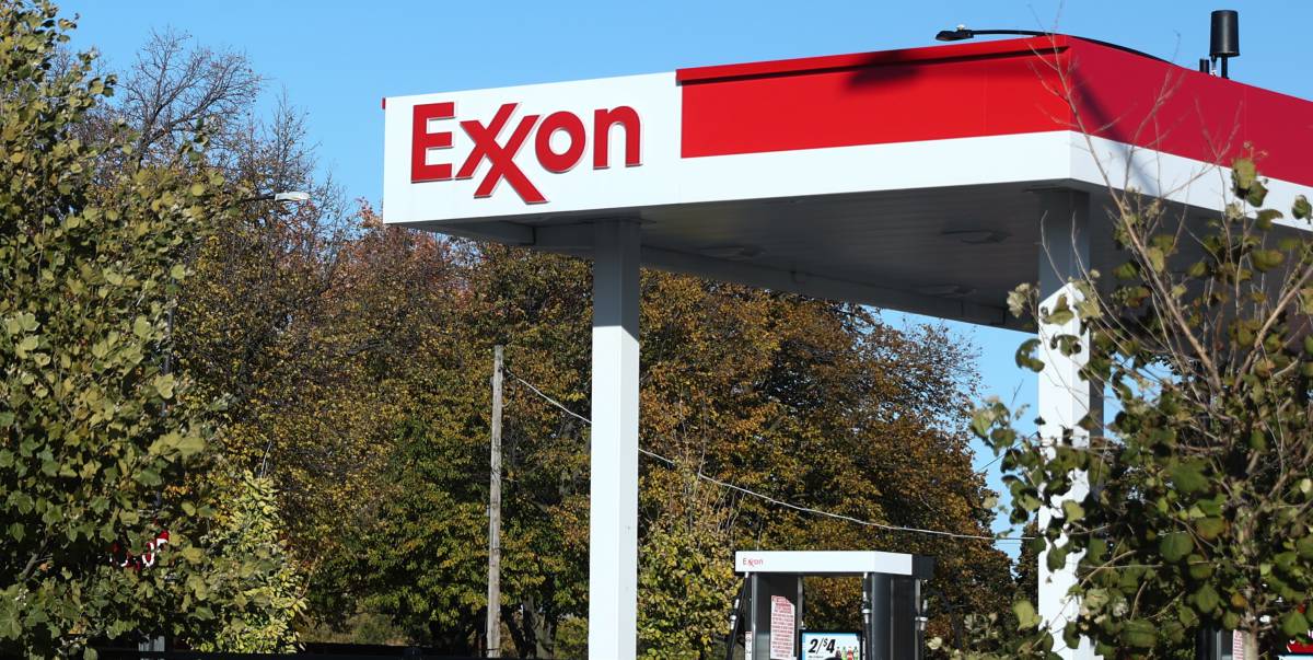 Una gasolinera Exxon en las afueras de Chicago, Estados Unidos.