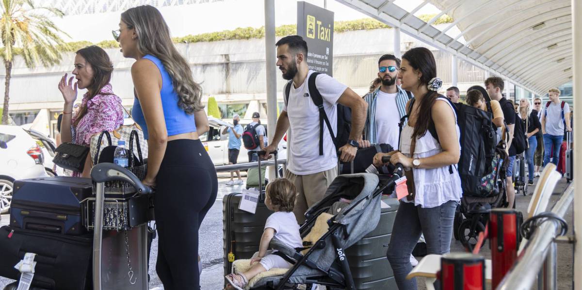Pasajeros, en el aeropuerto de Palma de Mallorca.