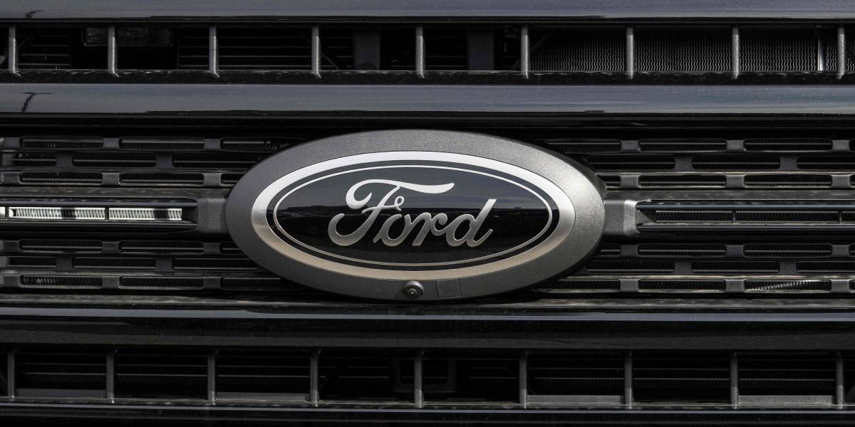 Logotipo de Ford en uno de sus coches.