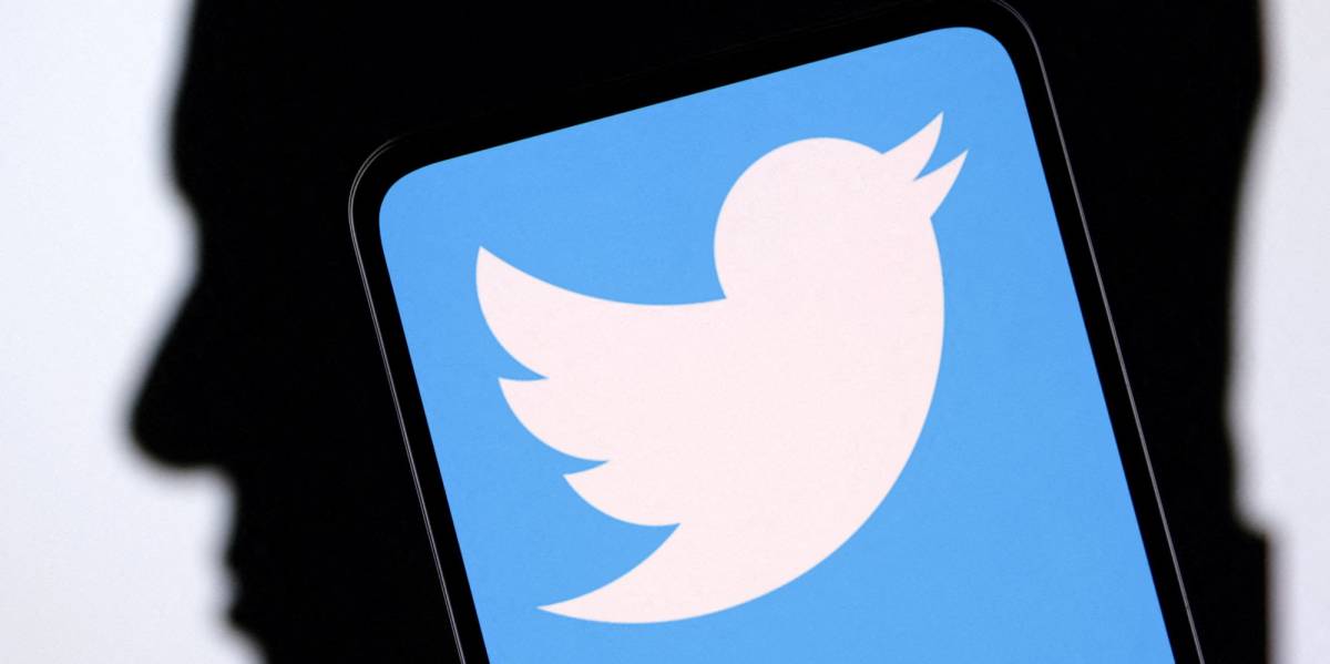Logo de Twitter, junto a la silueta de Elon Musk.
