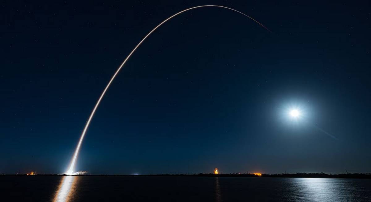 Imagen de exposición prolongada del lanzamiento del cohete Falcon 9 de SpaceX con el satélite Amazonas Nexus de Hispasat, en una imagen tomada por SpaceX.
