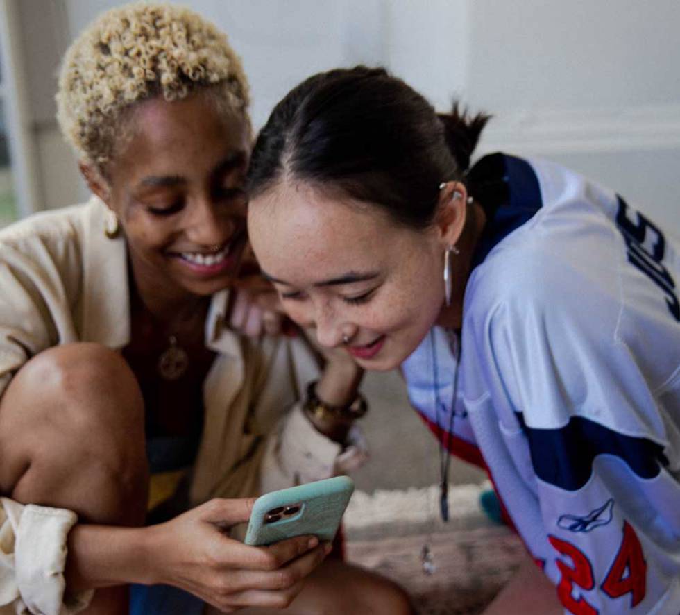 Adolescentes utilziando un teléfono con TikTok