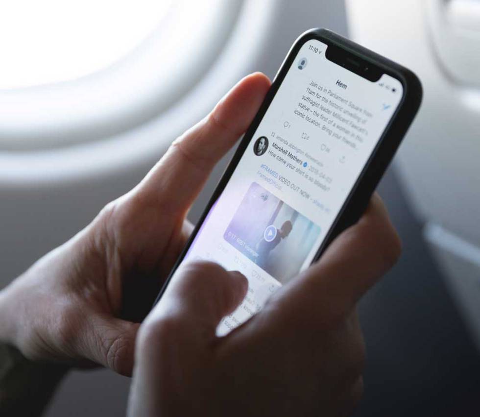 Uso de la aplicaicón Twitter en un móvil