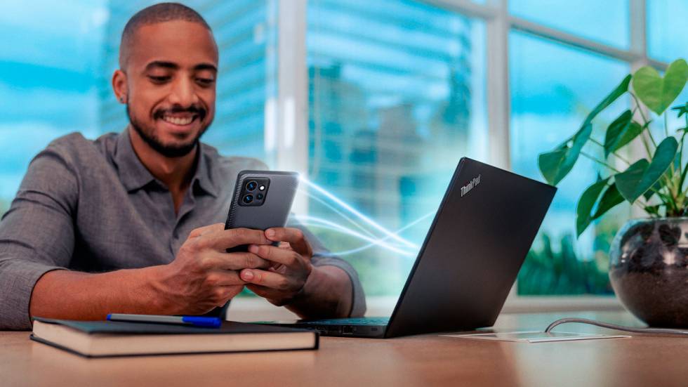 El ThinkPhone sirve como extensión del escritorio de tu portátil