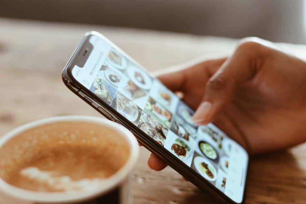 Utilizando Instagram en un móvil