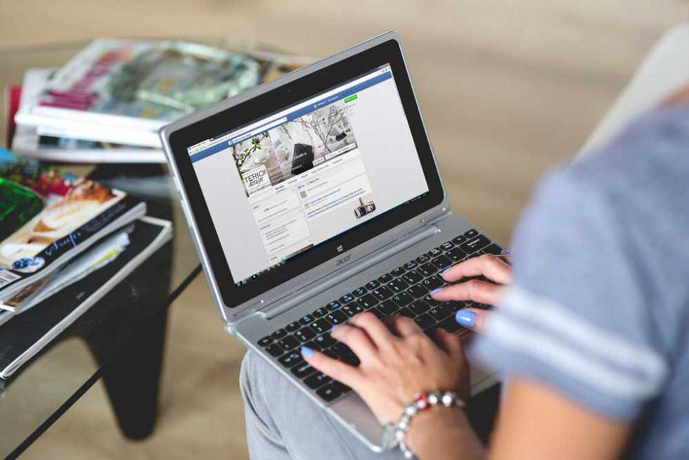 Uso de Facebook en un ordenador portátil