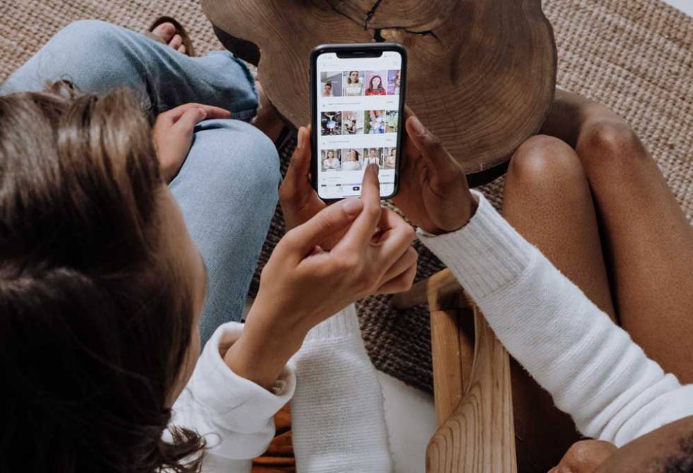 Chicas utilizando un teléfono iPhone