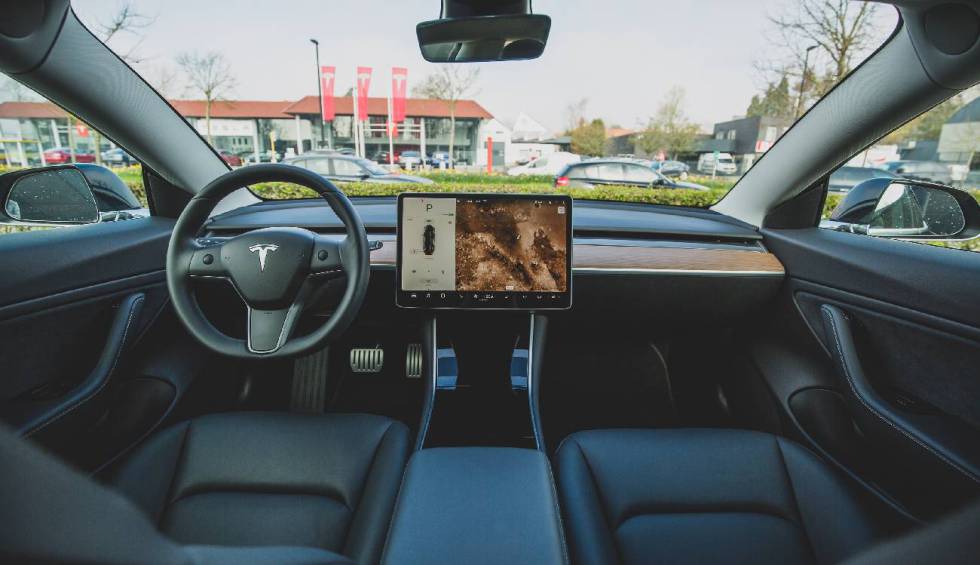 Nadie quiere el volante tipo avión de Tesla: su alternativa se agota en tiempo récord