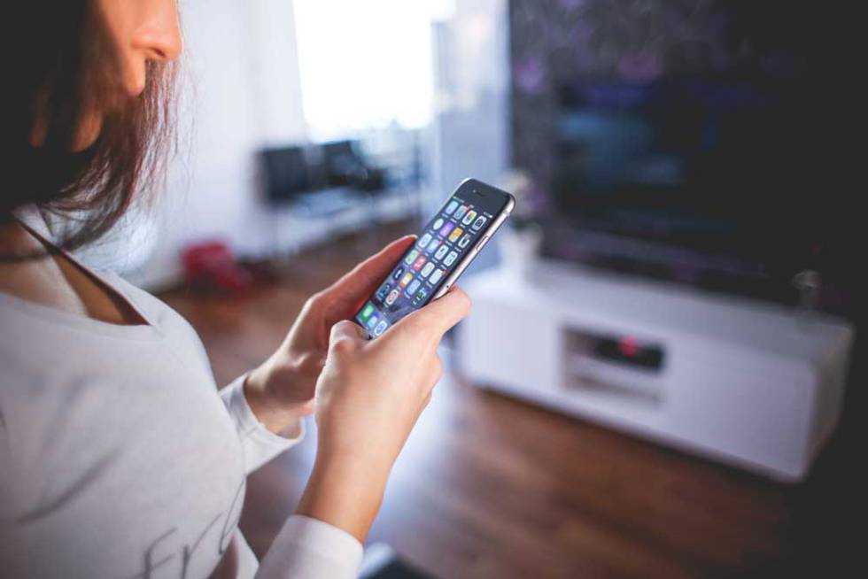 Mujer con un Apple iPhone
