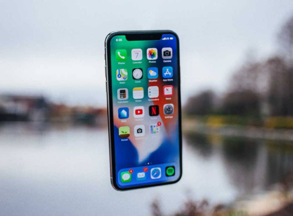 Teléfoo iPhone en el aire
