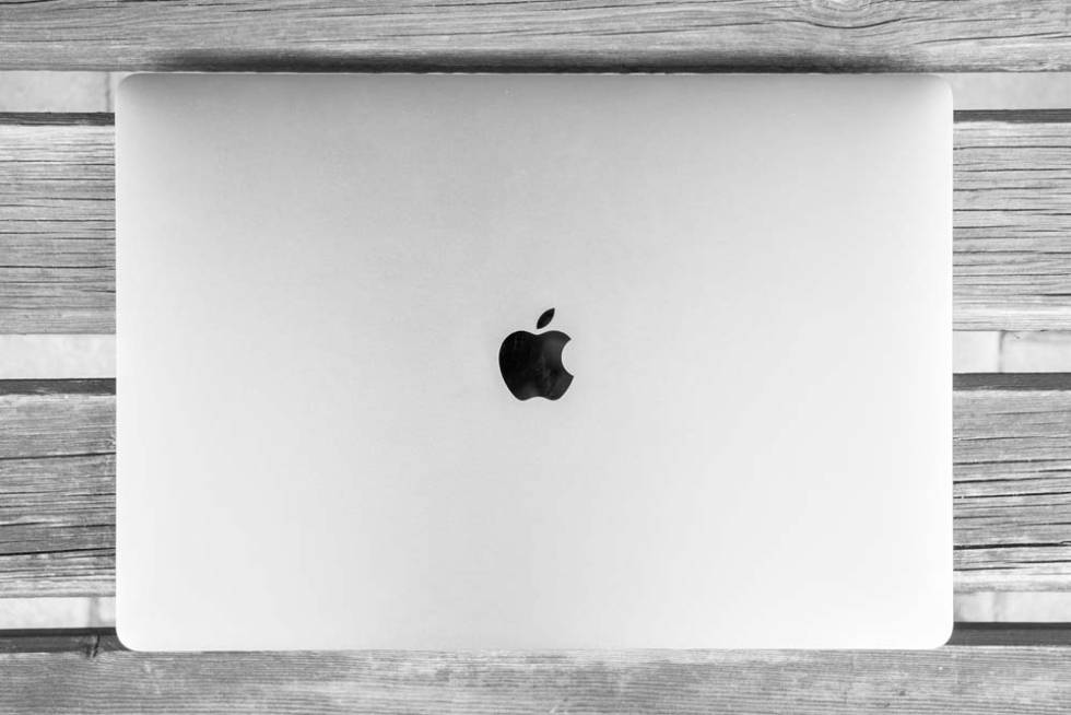 Tapa superior de un Apple MacBook