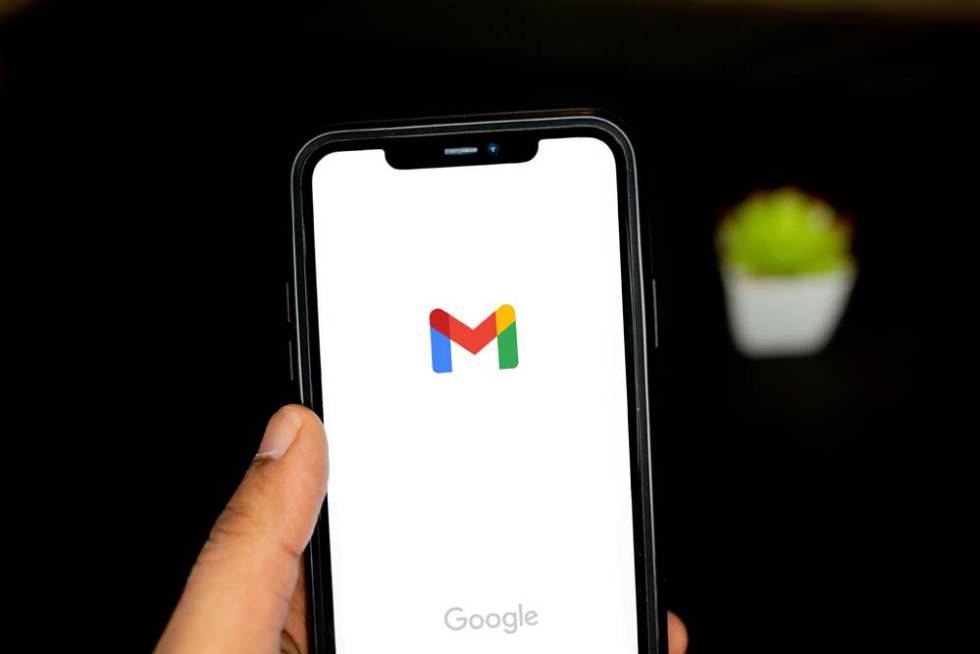 Logo de Gmail en un teléfono
