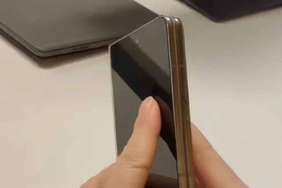 Google Pixel Fold cerrado