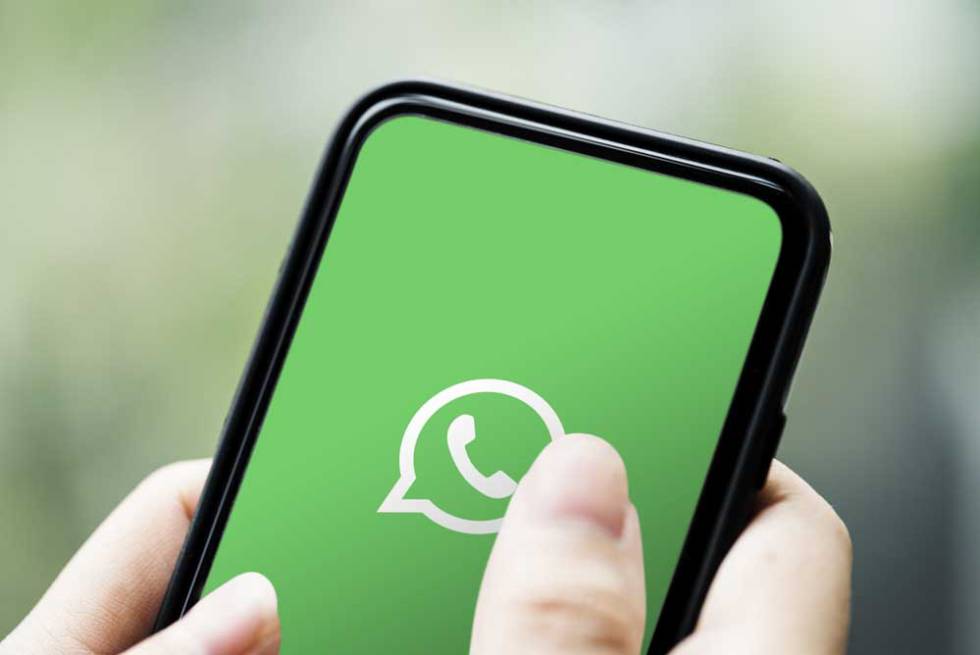Logotipo de WhatsApp en un smartphone