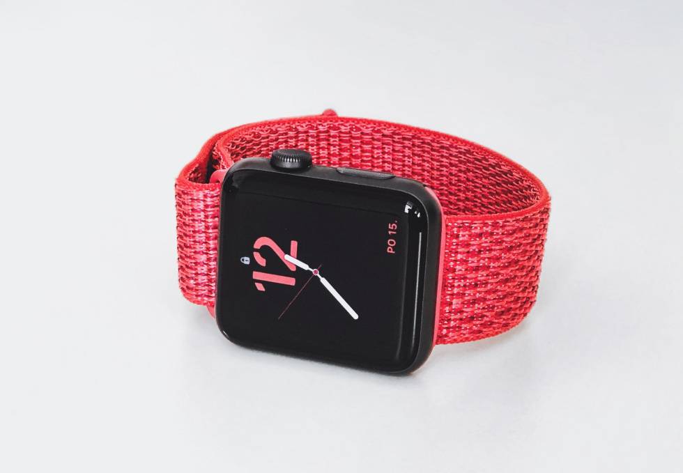 Apple Watch con correa de color rojo