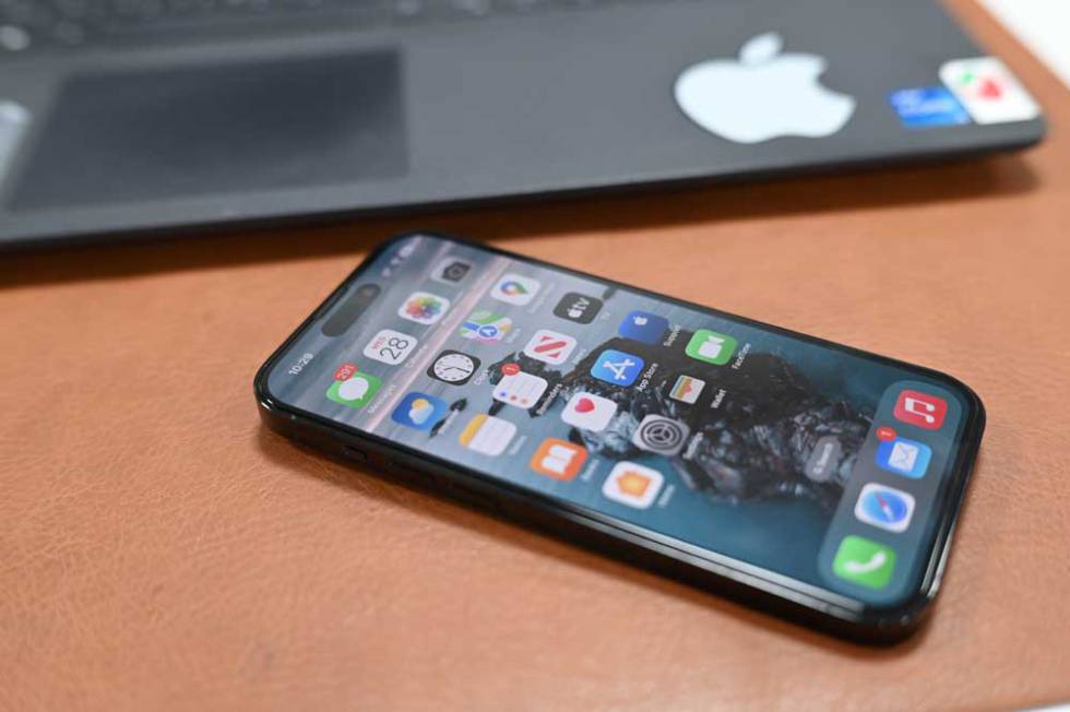 Teléfono iPhone 14 Pro encima de una mesa