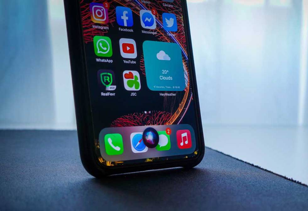 Teléfono iPhone con Siri activo