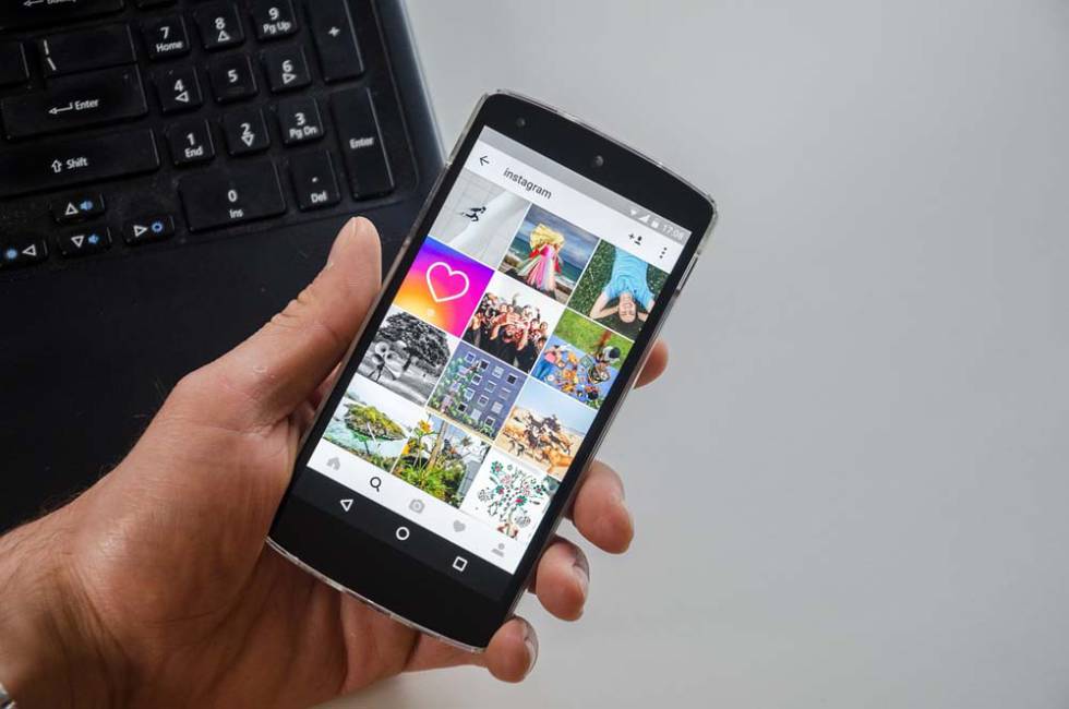 Uso de la aplicación de Instagram en un móvil
