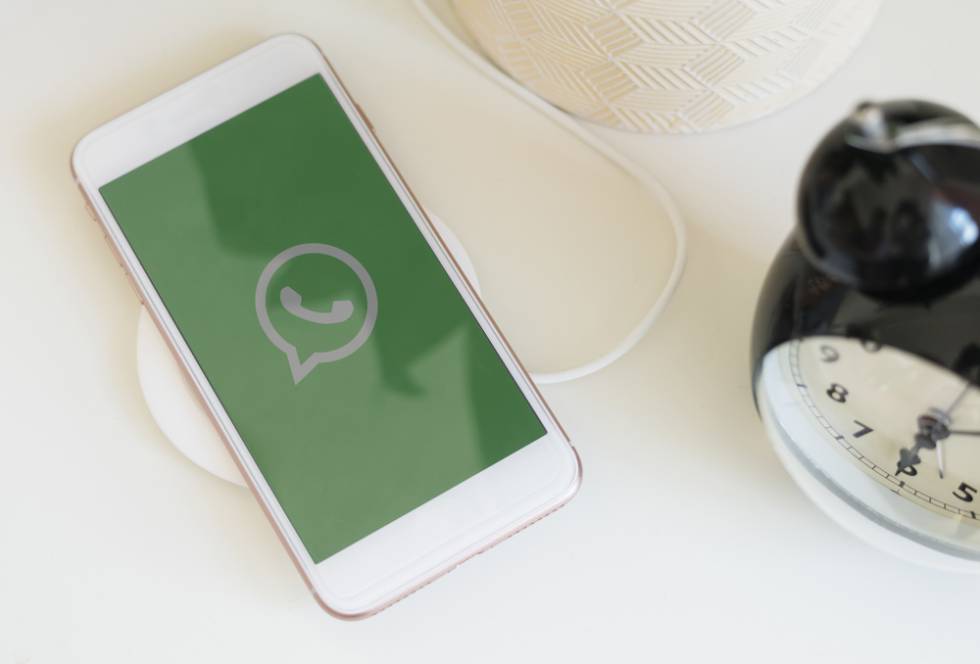 Teléfono de Apple con la aplicacion WhatsApp