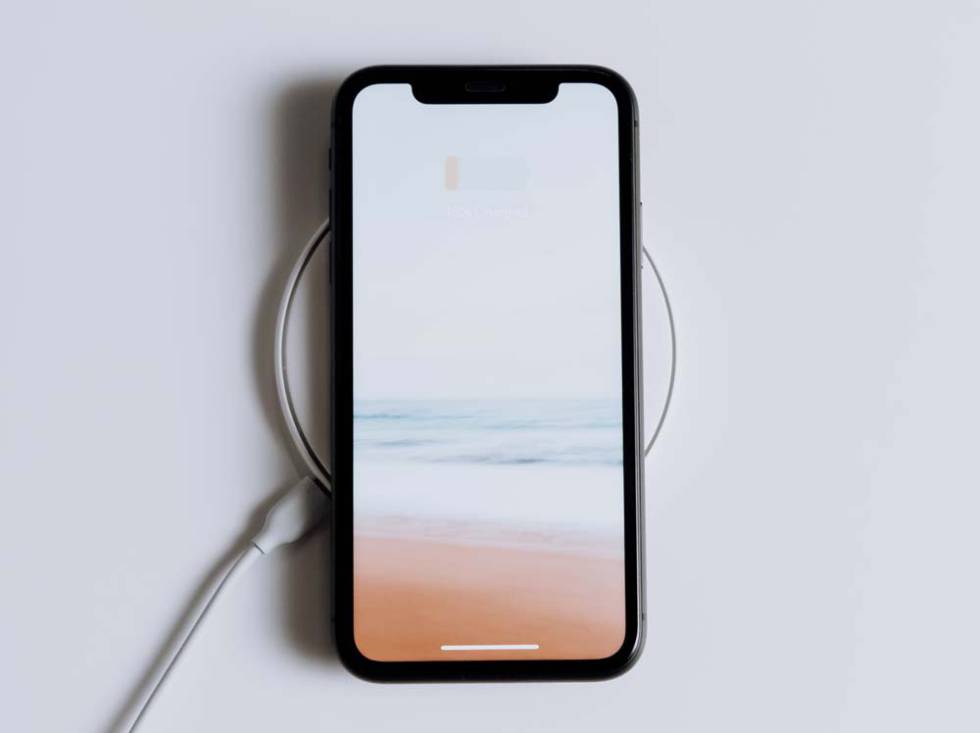 Teléfono iPhone de Apple cargándose