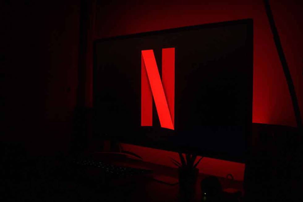 Smart TV con logotipo de Netflix y fondo negro