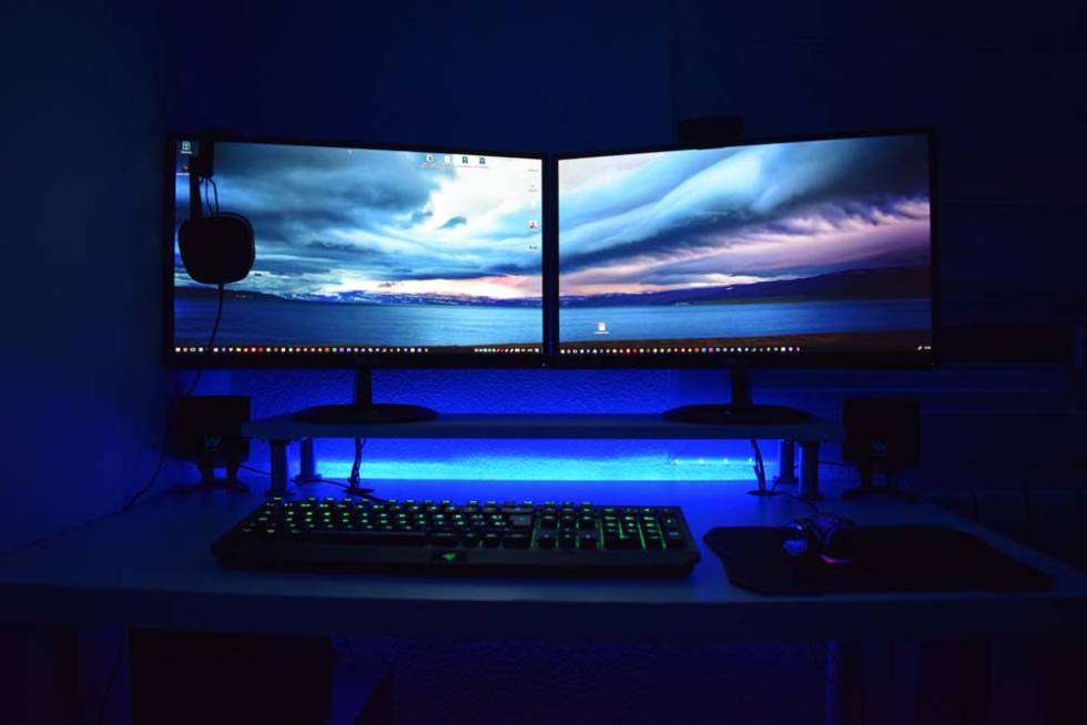 Dos monitores conectados a un ordenador