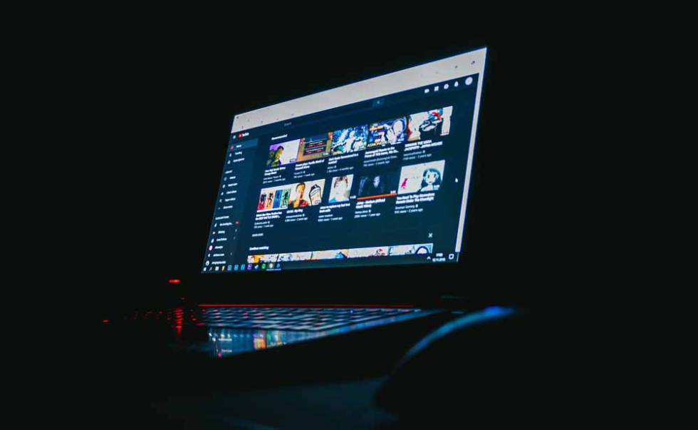 ordenador portátil con YouTube
