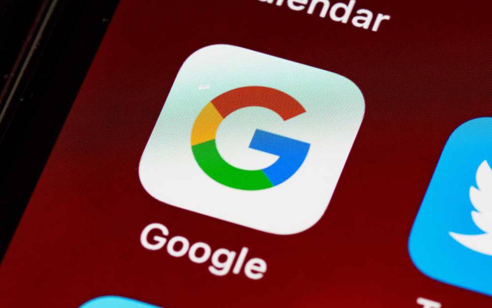 Teléfono con un icono de Google en la pantalla