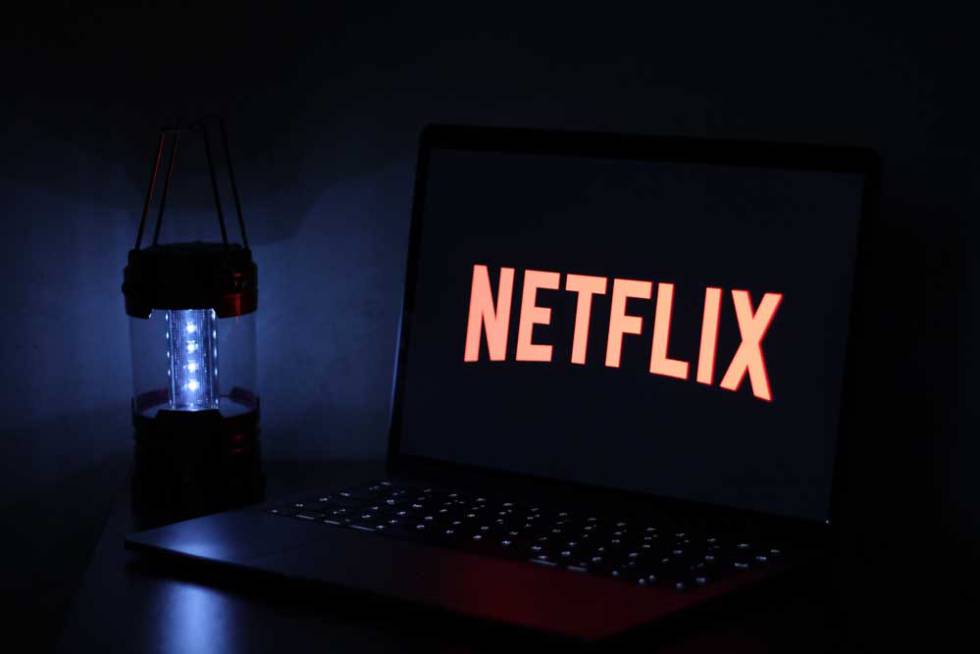 Ordenador con pantalla en negro y logo de Netflix