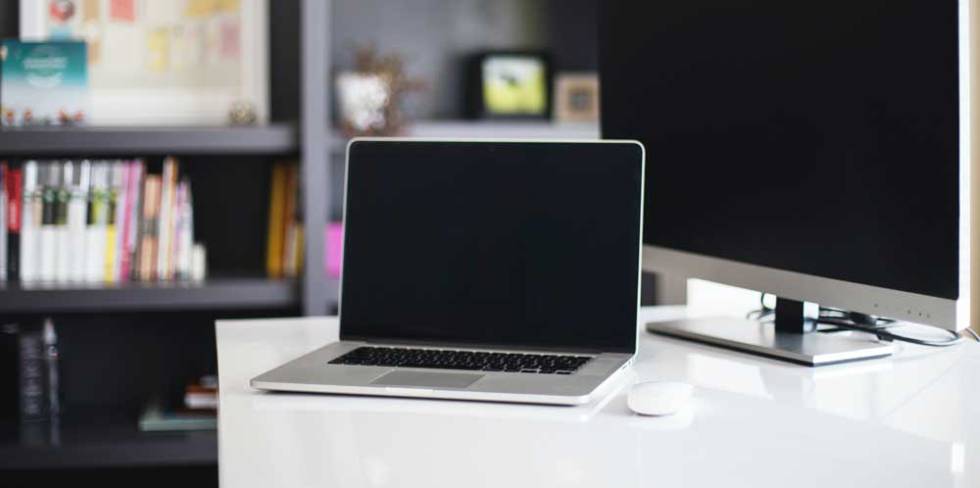 Portátil MacBook con la pantalla apagada