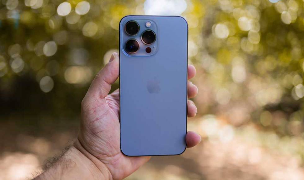 Trasera de un iPhoine 14 Pro con tres sensores