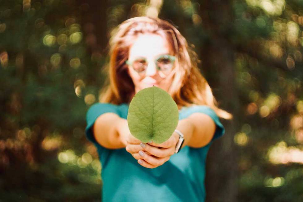 Chica con una hoja en las manos