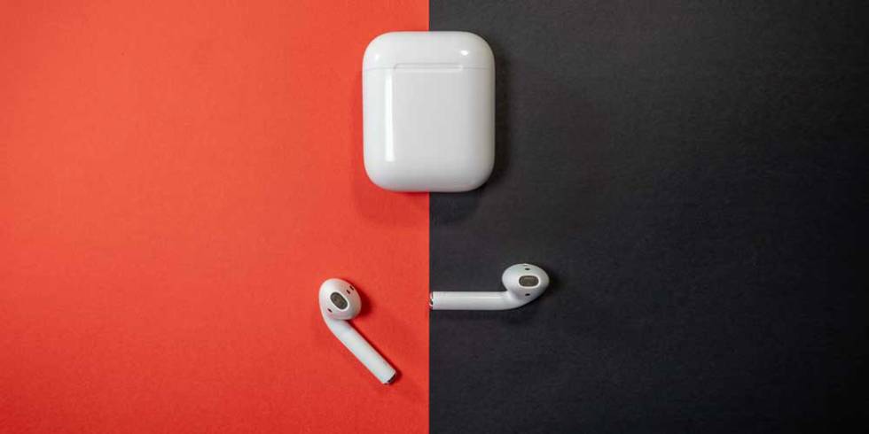 Apple AirPods con fondo de color rojo y negro
