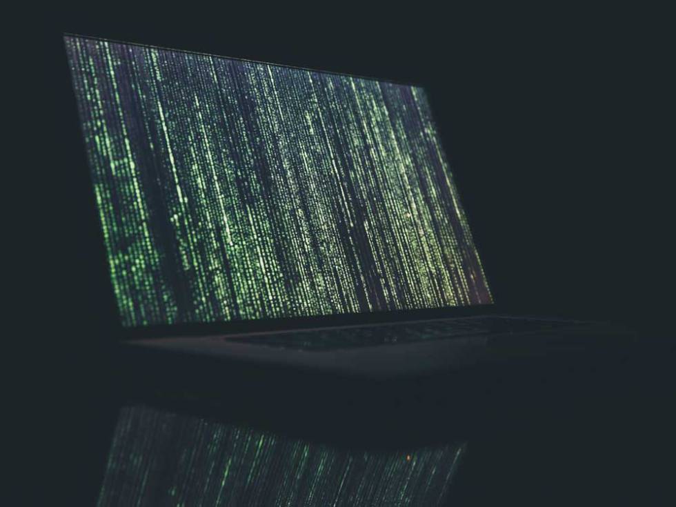 Pantalla de portátil con código verdfe