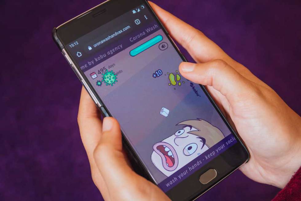 Teléfono Android con un juego de virus