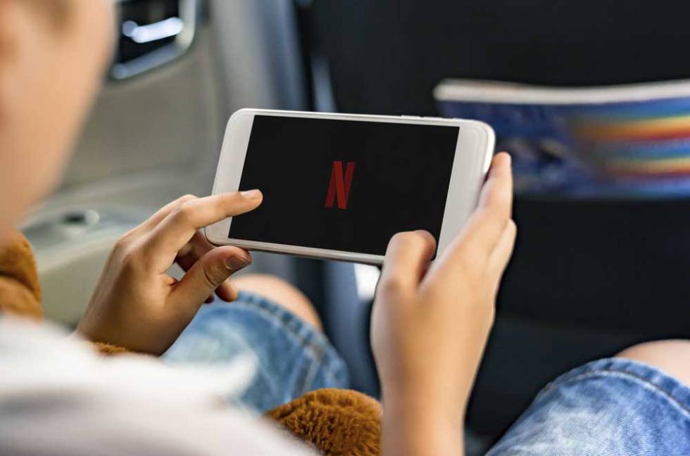 Teléfono móvil con el logotipo de Netflix