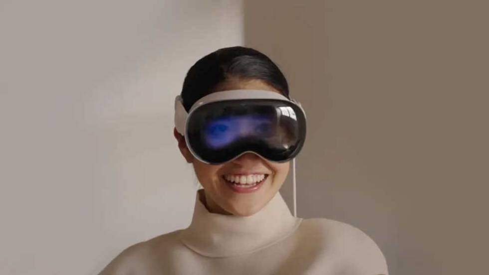 Mujer utilizando las gafas Vision Pro de Apple