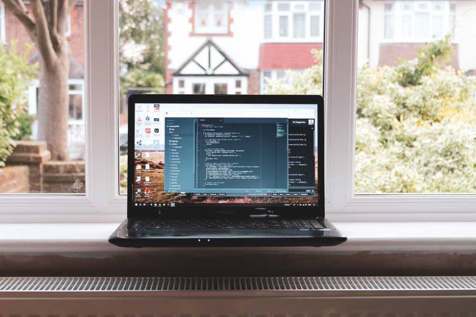 Imagen frontal de un portátil con Windows