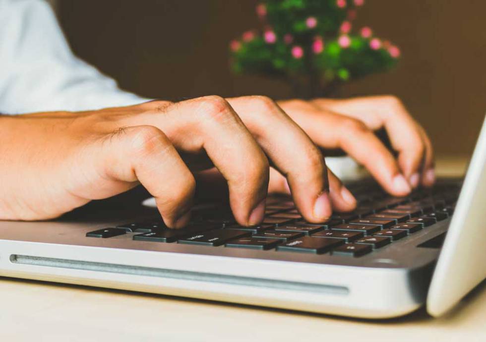Escribienbdo en un teclado de un portátil con Windows