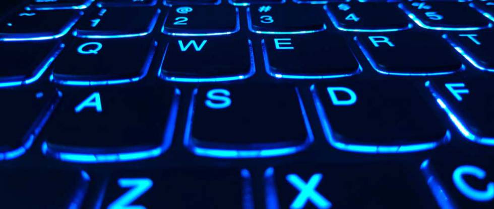 Teclas iluminadas con luz azul